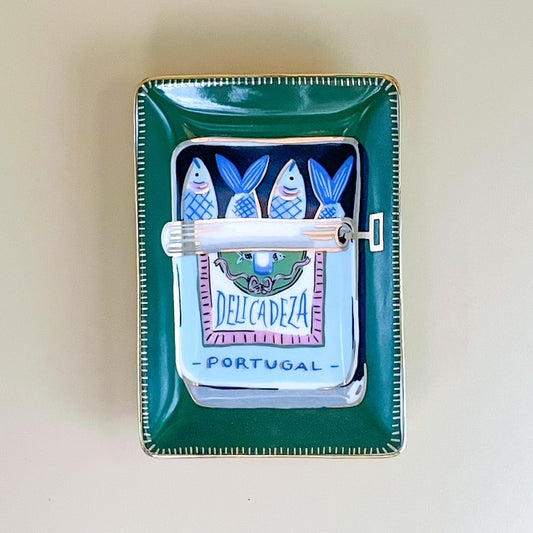 Decorative tray with 'Delicadeza Portugal' design on a plain background